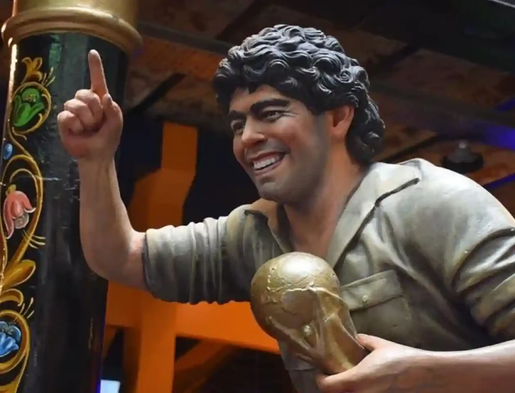 lodeldiego-estatua-maradona