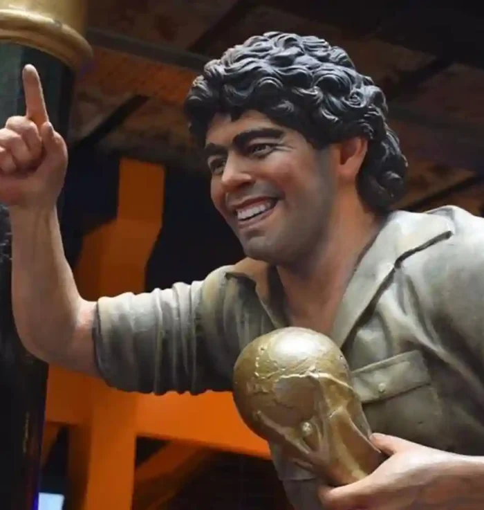 lodeldiego-estatua-maradona